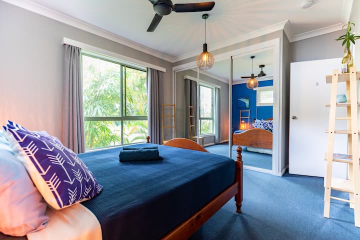 LARGER PRIVATE DOUBLE ROOM  - Shared Bathroom