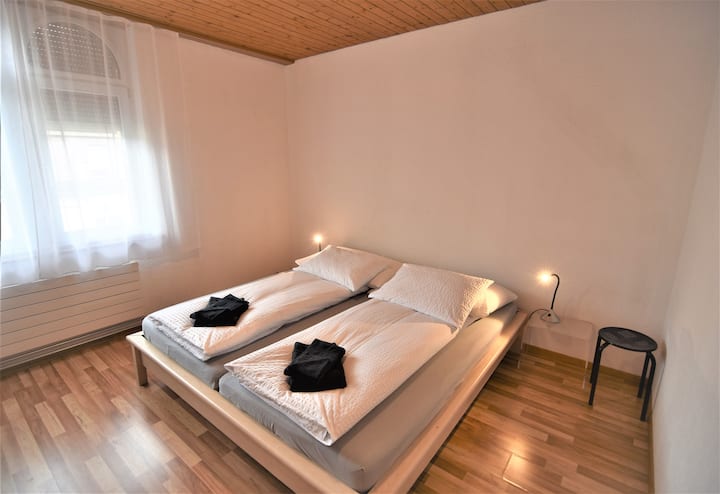 2号房配有双人床