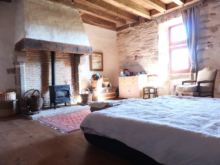 Chambre du 2e étage (tour carrée), le poêle ne doit pas être utilisé.