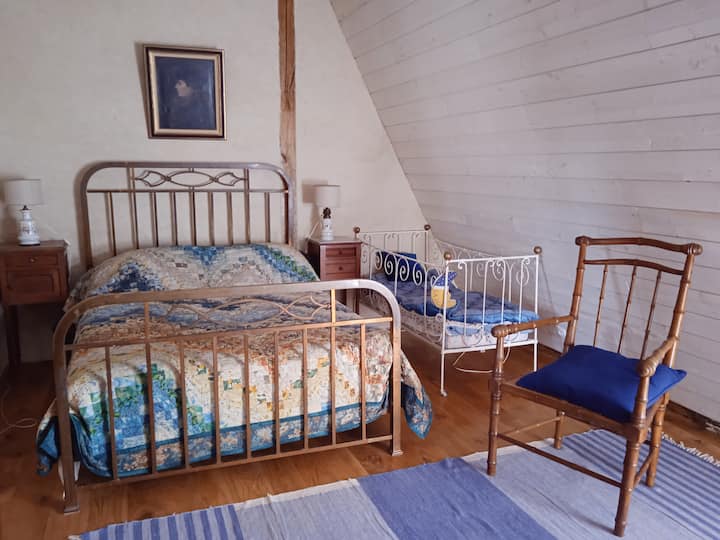 Chambre bleue au 2e étage dite "chambre des vendanges"