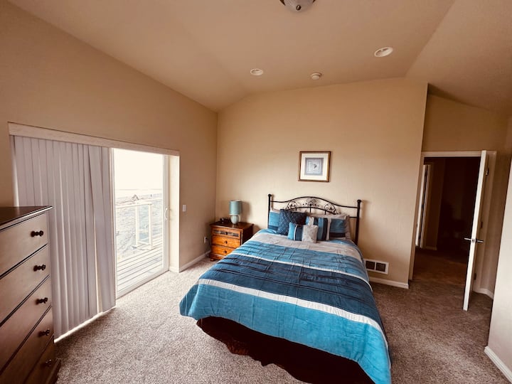 Upstairs Bedroom 2 queen