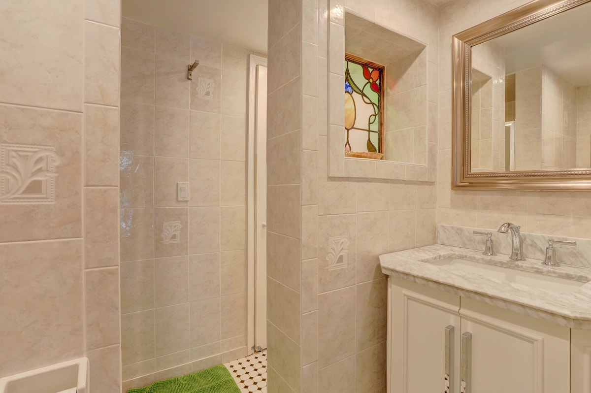 El segundo baño, con ducha, está entre el dormitorio principal y la habitación con dos camas individuales.