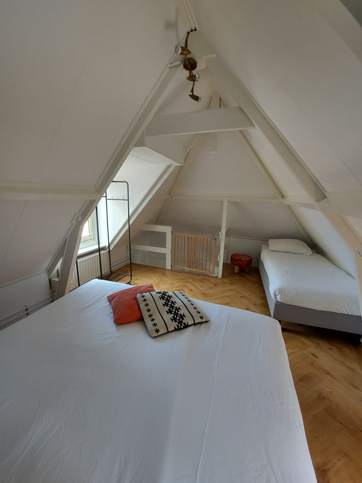 Dormitorio con cama doble y cama individual 