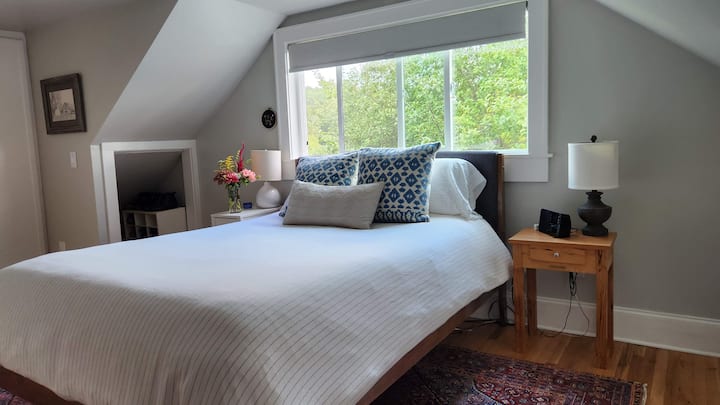 Საძინებელი №1 ზემოთ, დიდი საწოლით