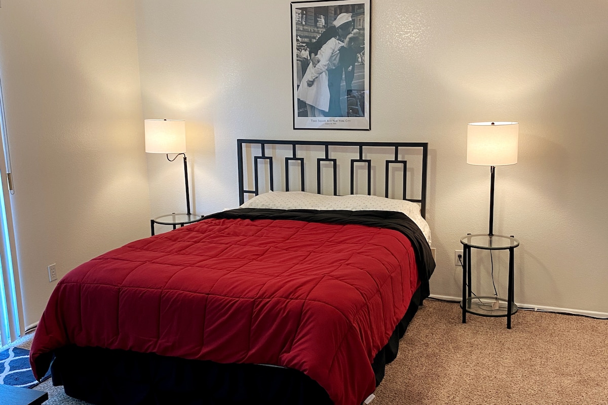 Chambre principale avec salle de bain attenante avec 

lit Queen Size