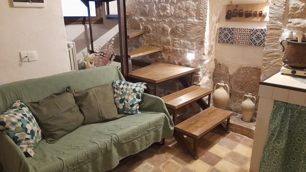 Специален разтегателен диван за почивка или специална услуга за двойки с две деца, които търсят нестандартно изживяване в пещера.