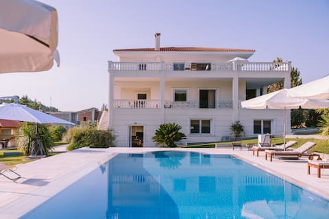 Popular Airbnb listing: Villa Nea Politeia - Romantic & Beautiful Sunsets in Δήμος Ωρωπού