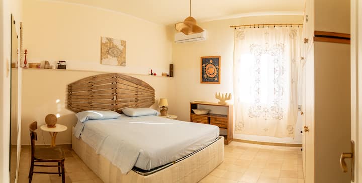 تسمى "الباركاميرا" لأن اللوح الأمامي هو خلفية قارب صيد قديم من خشب الساج.