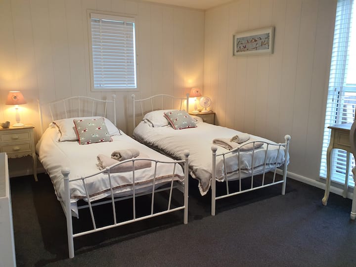 Twin bedroom with en-suite.