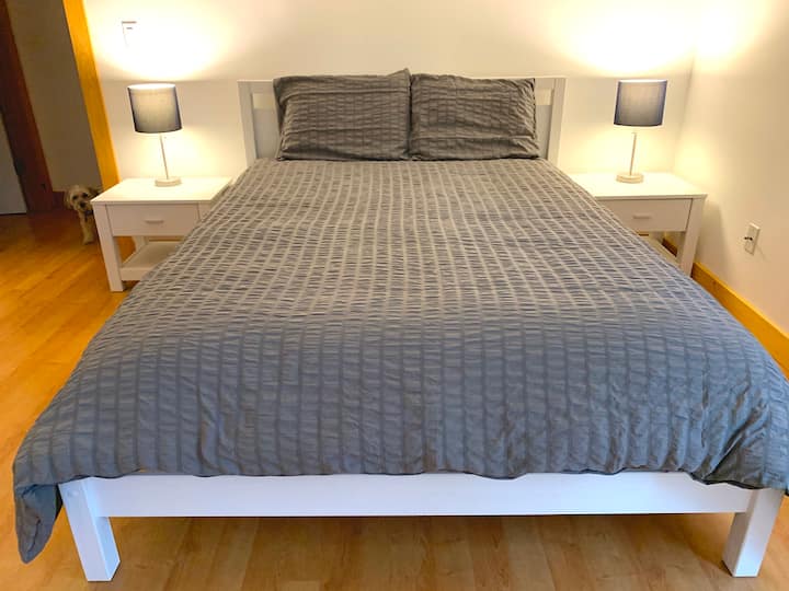 楼下卧室配有标准双人床，额外的角度1