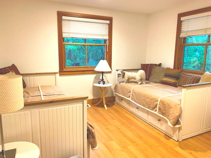 楼下卧室配有2张单人床/日光浴床。 不包括家庭狗！