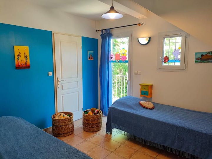 ДЕТСКАТА СТАЯ С 2 ЕДИНИЧНИ ЛЕГЛА МОЖЕ ДА СЕ КОМБИНИРА ЗА ВЪЗРАСТНИ.
ДЕТСКА УКРАСА + ИГРИ + ДЕТСКА БИБЛИОТЕКА

 LE MAS DE LA COLOMITERRERE  - BLAUVAC - VAUCLUSE - ПРОВАНС
ВАКАНЦИОННО ЖИЛИЩЕ
