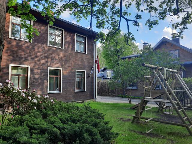 Family house with a hot tub, terrace & parking. gallery image 5