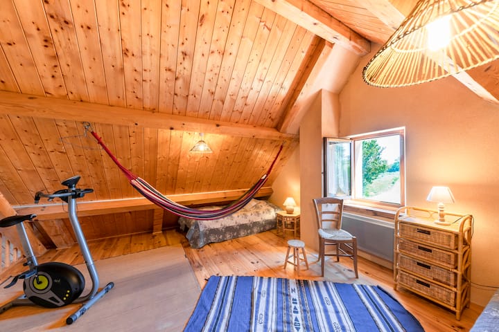 ชั้นลอยเตียงเดี่ยว 2 เตียงพร้อมวิวชนบทที่ยอดเยี่ยม