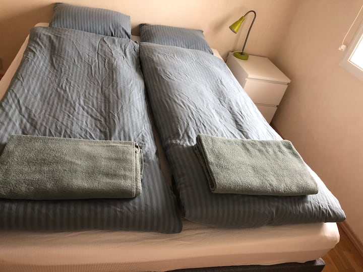 Dhomë gjumi 1 me krevat me madhësi Q (150x200cm)
