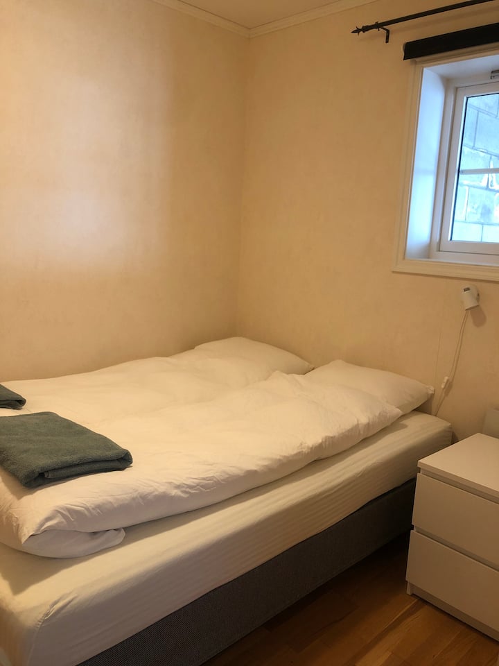 Dhoma e gjumit 2  me krevat me madhësi Q (150x200cm)
