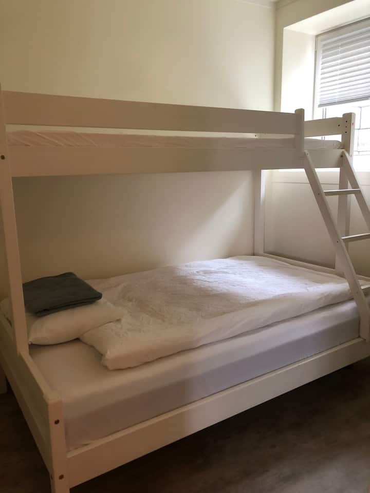 Dhomë gjumi 3 me 3 krevate siç tregohet