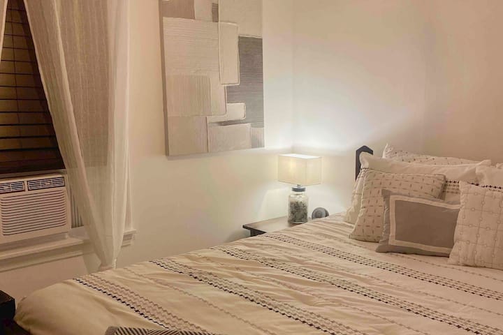 Manželská posteľ, klimatizácia, stroj na výrobu bieleho hluku.