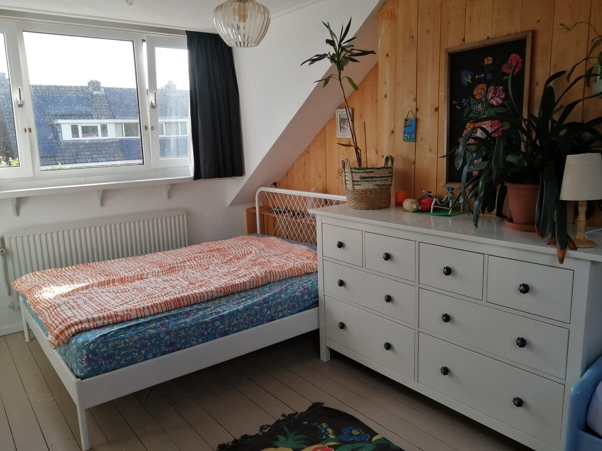 Მრავალბინიანი საძინებელი , საჭიროებისამებრ, შესაძლებელია 4 ადამიანის დაძინება.  1x ორადგილიანი და 2x ერთადგილიანი საწოლები.