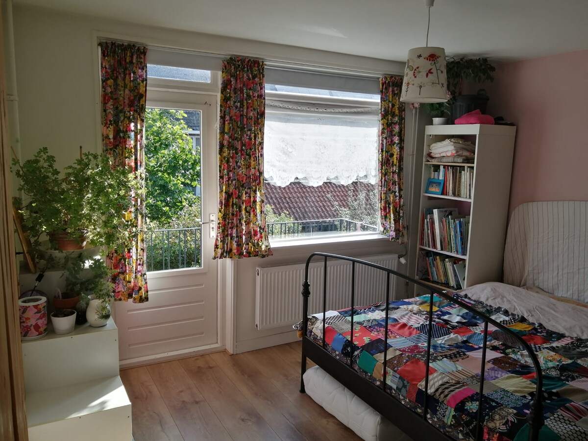 Საძინებელი 2, სახლის უკანა მხარეს. Ბაღს გადაჰყურებს. 
2 ადამიანის საწოლი