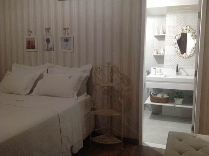 Lavender Room
Queen Bed