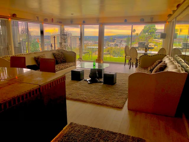 Hollywood Hills Skyline Retreat, STUNNING VIEWS!