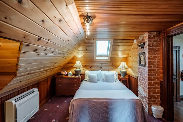 غرفة وولف دن - سرير بحجم كوين وسريران مزدوجان وسرير أطفال وحمام داخلي (الطابق الثالث)