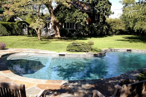 Walk to East Hampton Village & Ocean Beaches