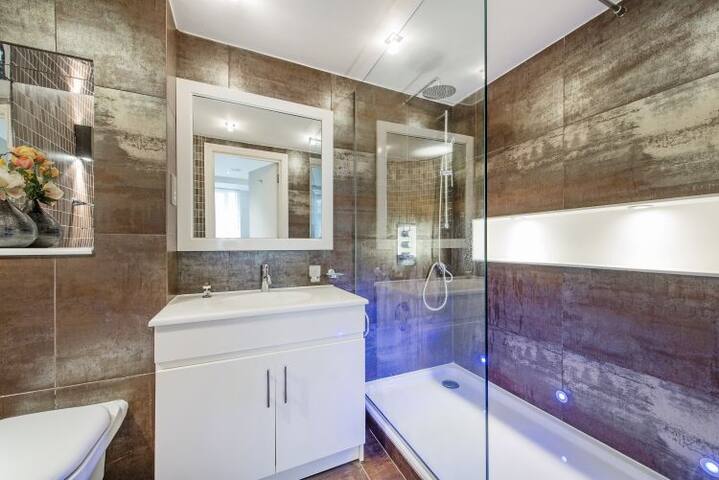 Superlux flat in Knightsbridge gallery image 2