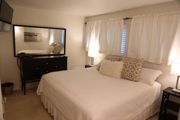 Надолу по стълбите - самостоятелен суит с двойно легло king size № 2, смарт телевизор, с отделна баня и душ с 3 глави, пералня и  сушилня