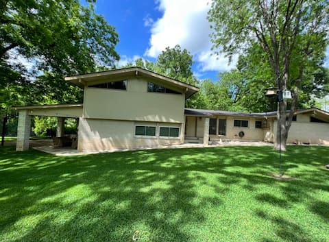Popular Airbnb listing: Guadalupe River Front 4BR Home - Seguin, TEXAS in Seguin