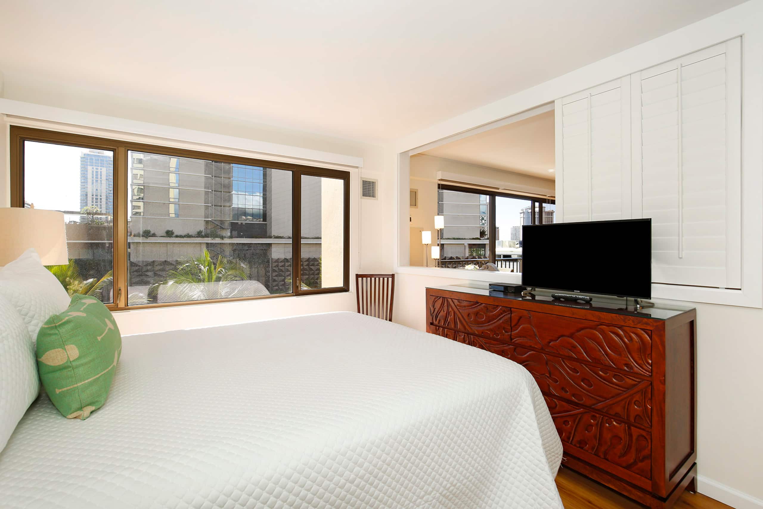 Condo in Honolulu · ★4.63 · 1 bedroom · 2 beds · 1 private bath - Image 13