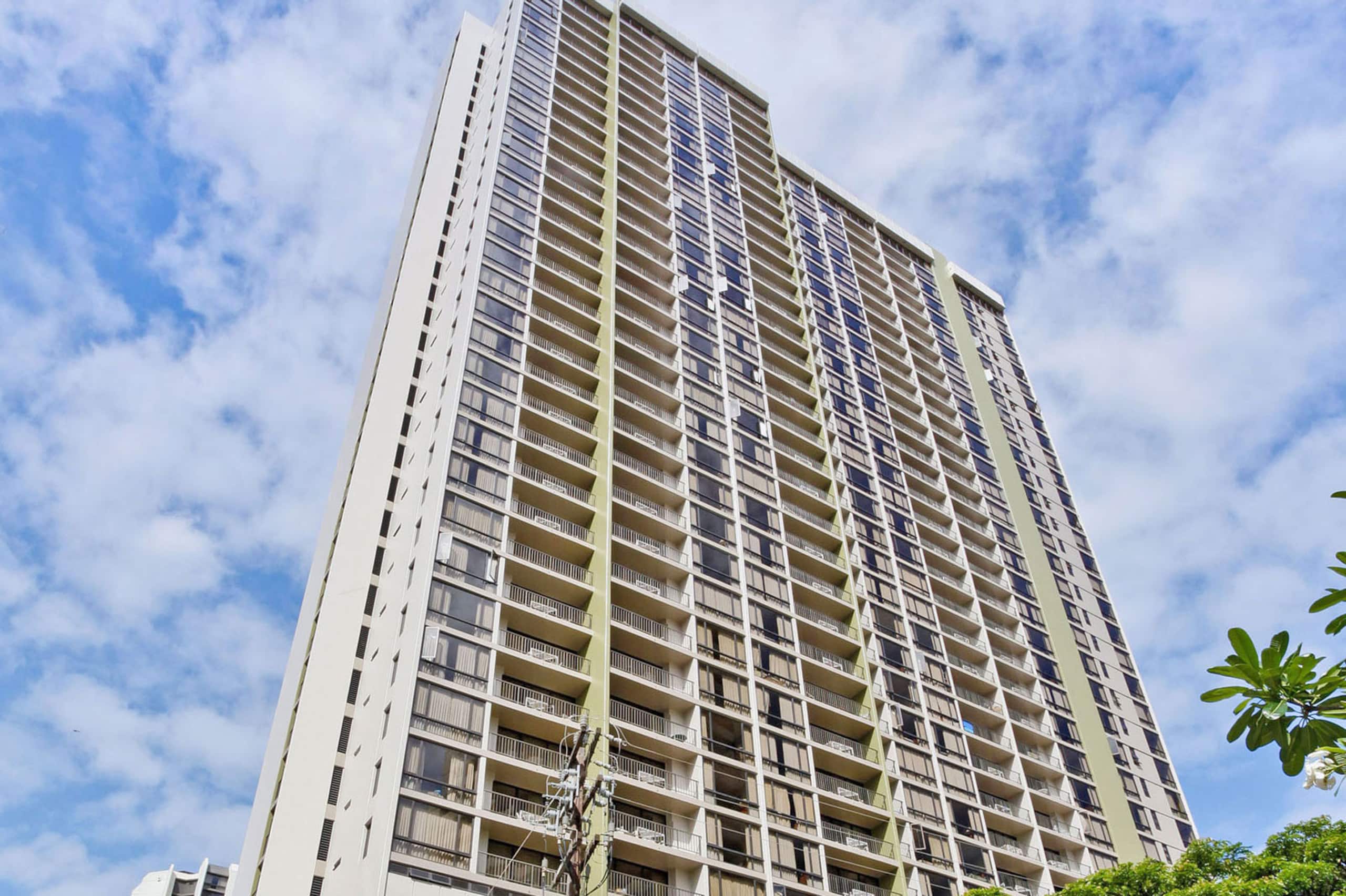 Condo in Honolulu · ★4.76 · 1 bedroom · 2 beds · 1 private bath - Image 7