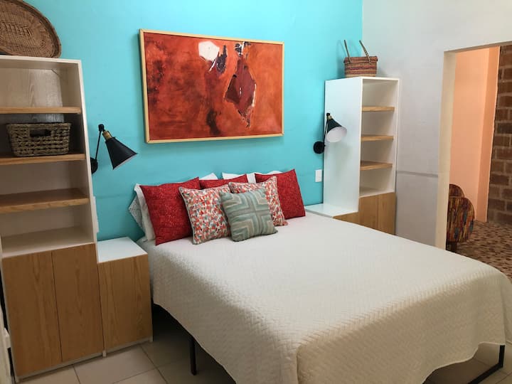 Спална соба со супер удобен брачен кревет, памучни чаршафи и многу простор за складирање.