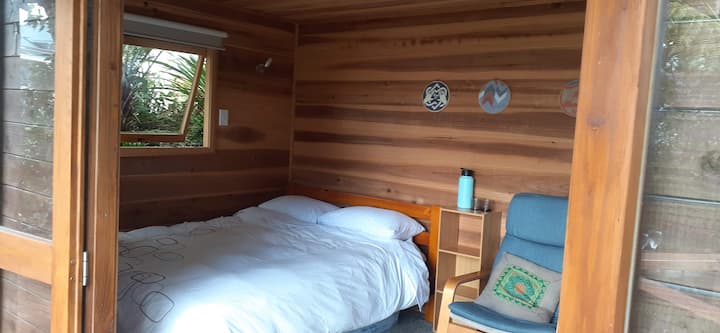 Cabin In Bush Setting On City Fringe - Wellington