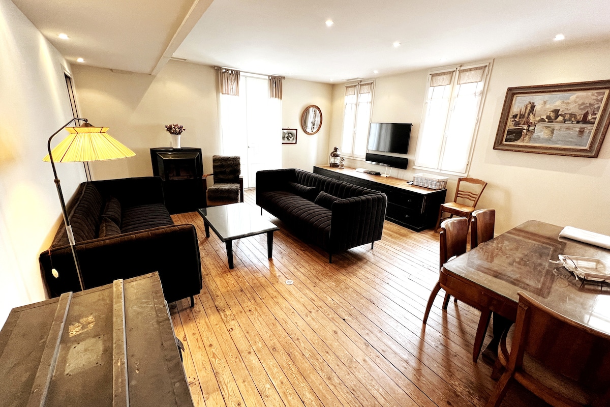 Annuncio Airbnb popolare: City house with terrace and astonishing view a Charente Maritime