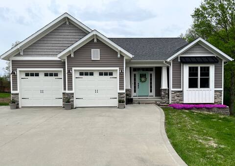 Beautiful 5-bedroom home w/ Pool & hot tub