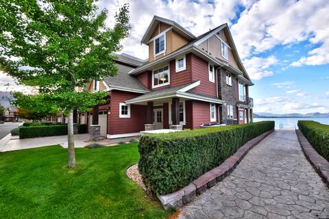 Beautiful Waterfront 6 bedroom townhome ~ Pool