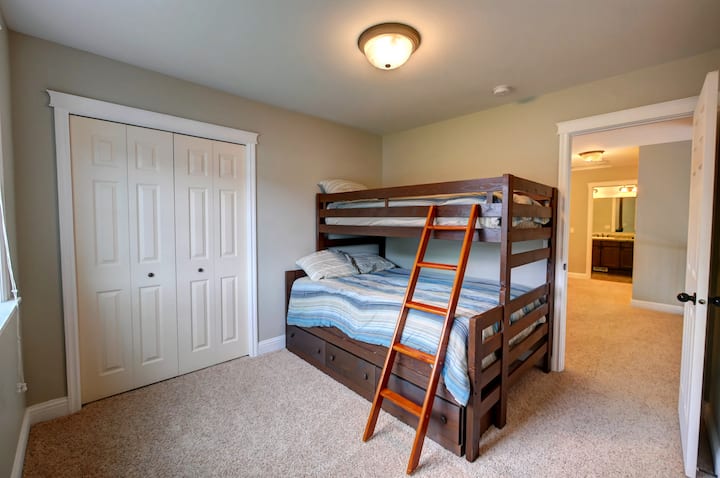 顶楼儿童双层床，配备单人床 