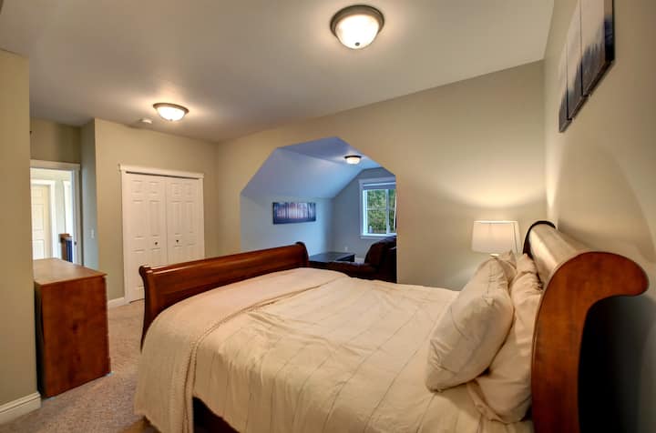 二楼标准双人床，配备2张沙发床