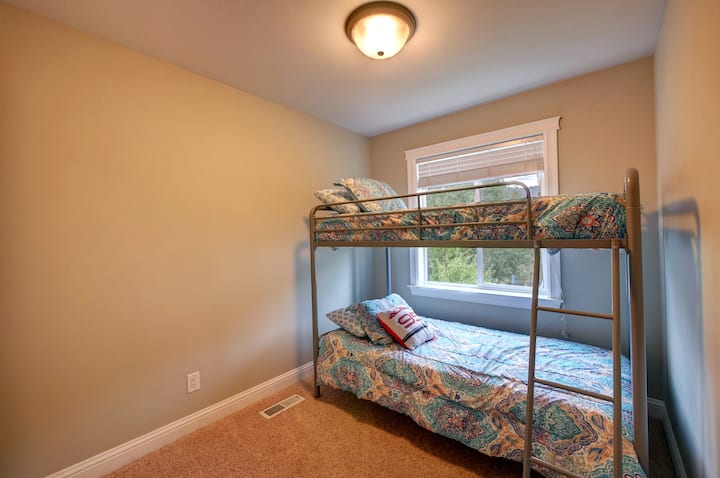 顶楼2楼儿童双层床房间