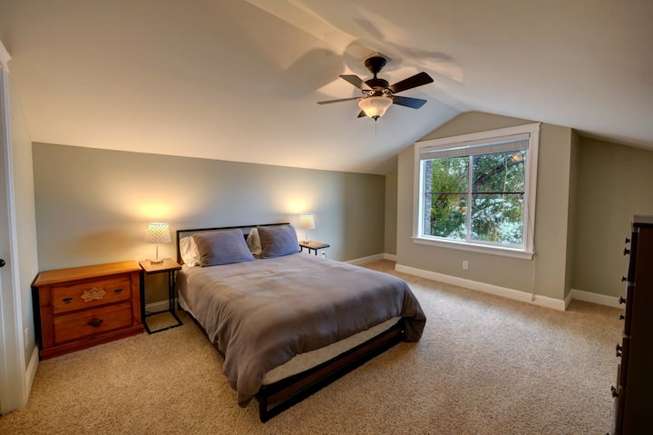 客房配有标准双人床和湖景