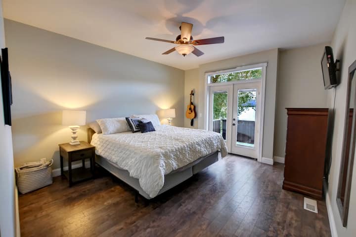 二楼加大双人床，带阳台