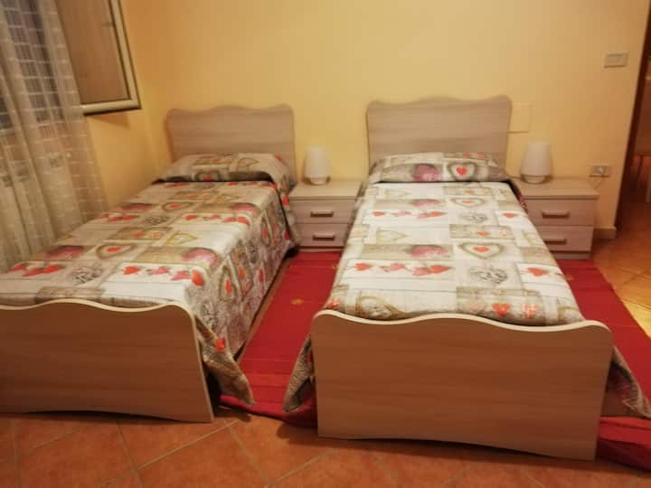 带2张1米宽单人床的房间