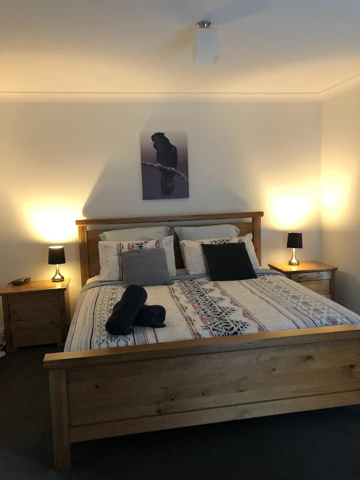 Habitación principal con cama tamaño king