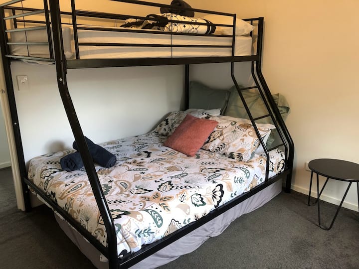 Cama doble con litera individual, colchón individual debajo de la cama si es necesario.