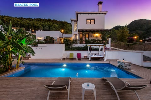 Lovely villa for up to 12 people with heated pool