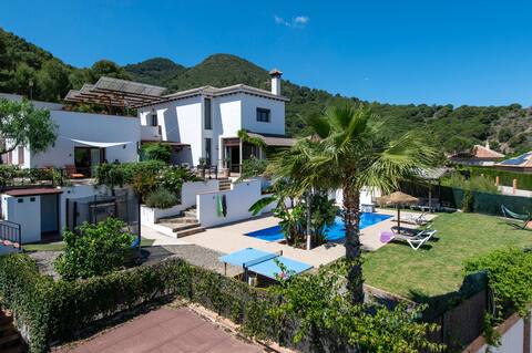 Lovely villa for up to 12 people with heated pool