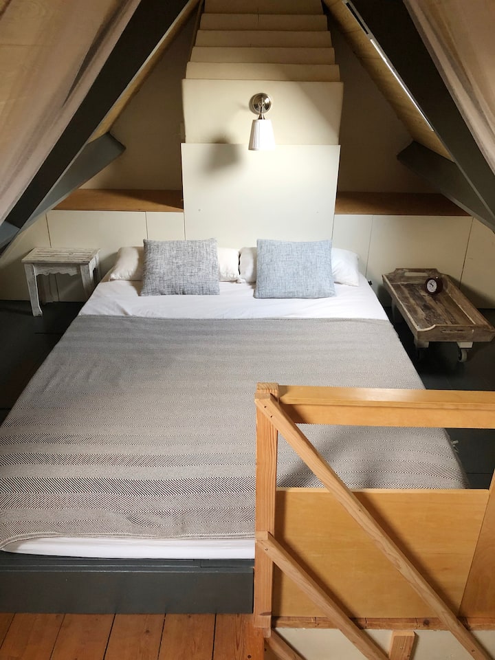 Una escalera conduce al loft para dormir