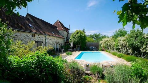 Gîte with a spa and a swimming pool in Aveyron